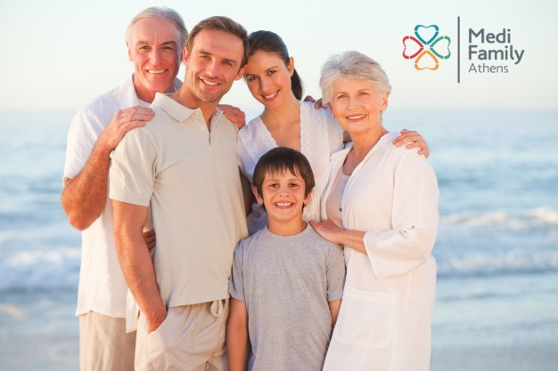 portrait-smiling-family-beach_13339-158965